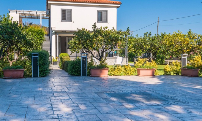 Piane Vecchie Villa | maravillosa villa de estilo moderno con hermoso jardín naranja. Duerme 8