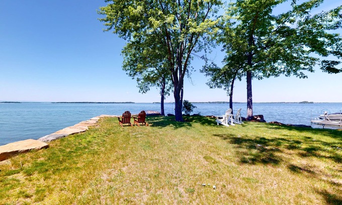 St. Albans Casa | Wonderful multi-level home right on lake with WiFi, private washer/dryer, & deck