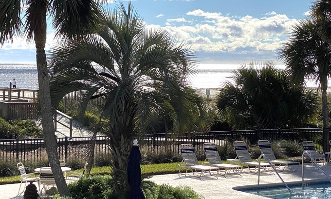 Charleston County Condominio | Wonderful Oceanfront Condo overlooking Pool & Beach new renovations January 2025