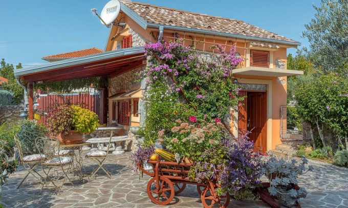 Polje Casa | Maravillosa casa de vacaciones privada con A/C, WIFI, TV, patio, mascotas permitida y aparcamiento