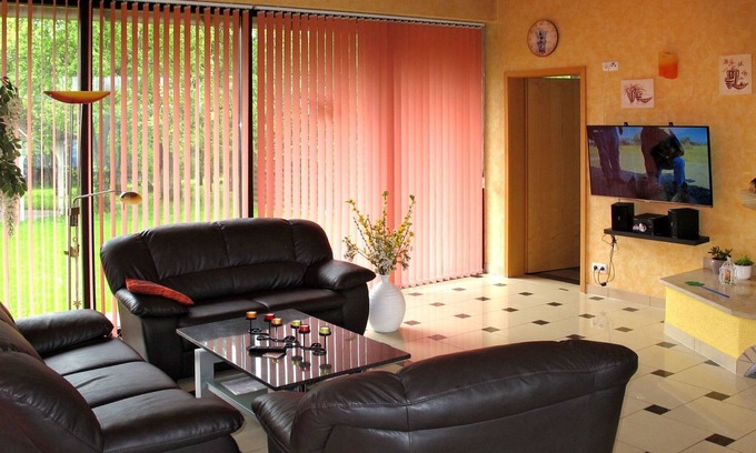 Woldegk Casa | Preciosa casa de vacaciones privada con TV, patio, mascotas permitida y aparcamiento