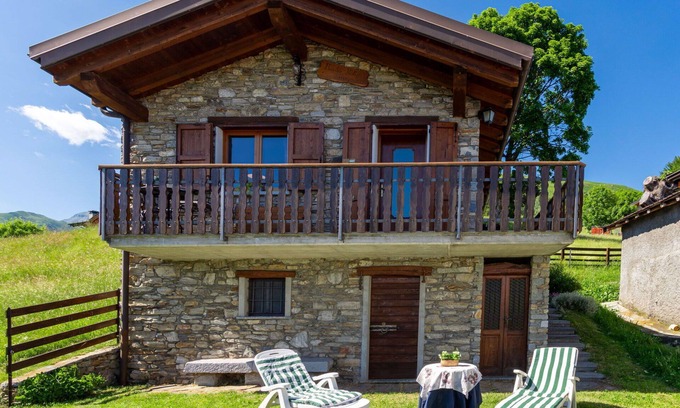Peglio Casa | Preciosa casa de vacaciones privada con WIFI, TV, balcón, mascotas permitida y aparcamiento