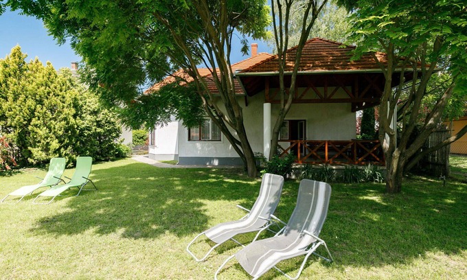 Balatonboglar Casa | Preciosa casa de vacaciones privada para 12 personas con WIFI, A/C, TV, patio y mascotas permitida