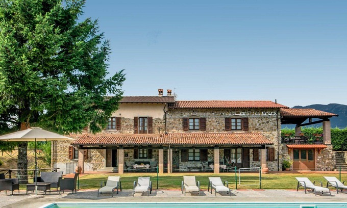 Camporgiano Villa | Preciosa casa de vacaciones privada con WIFI, piscina privada, TV, mascotas permitida, aparcamiento