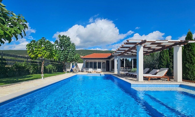 Knezovici Casa | Casa de vacaciones privada con piscina privada, jacuzzi, WIFI, A/C, TV, terraza, aparcamiento