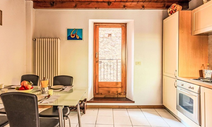 Carlazzo Casa | Preciosa casa de vacaciones privada con WIFI, TV, balcón, mascotas permitida y aparcamiento
