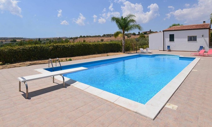 Floridia Casa | Casa de vacaciones privada con piscina, A/C, WIFI, TV, patio, mascotas permitida, aparcamiento