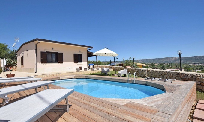Floridia Villa | Estupenda casa de vacaciones privada con piscina privada, A/C, WIFI, TV, terraza y vista panorámica