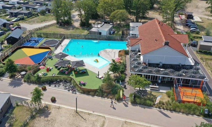 Nunspeet Casa | Maravillosa casa de vacaciones privada para 4 personas con WIFI, piscina, TV, terraza y aparcamiento