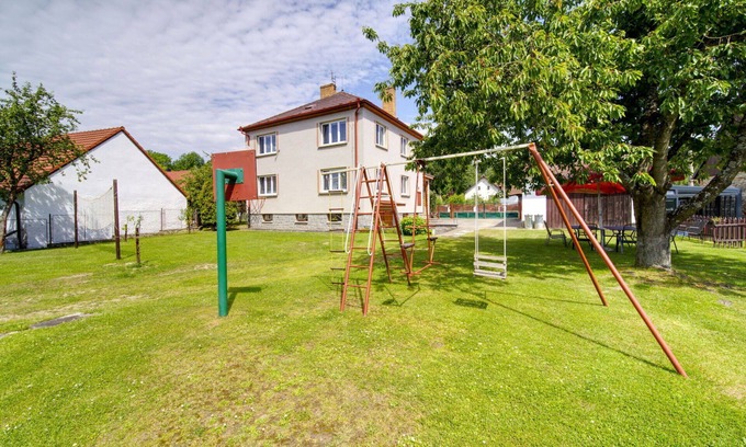Neurazy Casa | Maravillosa casa de vacaciones privada con piscina privada, jacuzzi, WIFI, TV, terraza