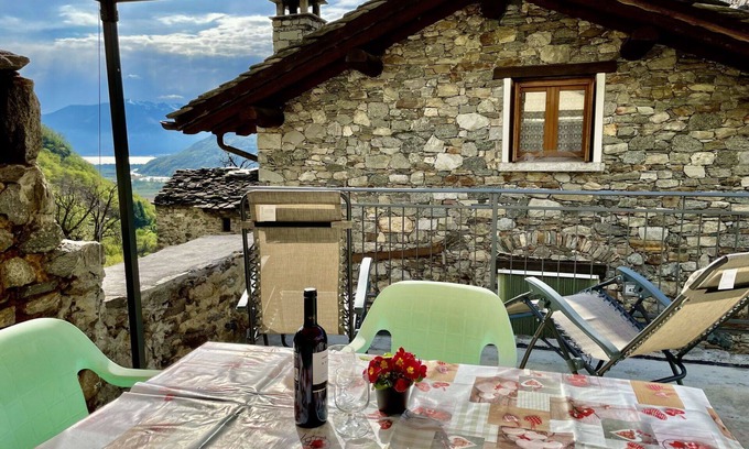 Verceia Casa | Estupenda casa de vacaciones privada con WIFI, TV, terraza, mascotas permitida y aparcamiento