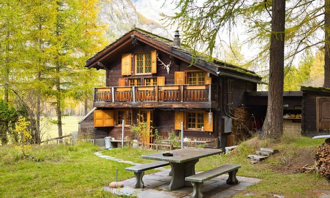 Taesch Casa | Estupenda casa de vacaciones privada con WIFI, TV, terraza, vista panorámica y aparcamiento