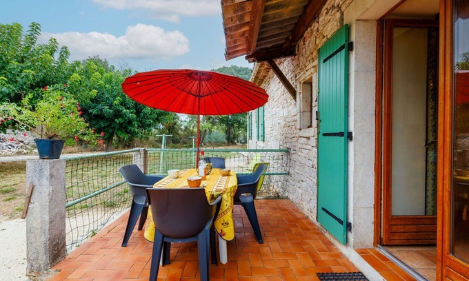 Barjac Casa | Casa de vacaciones privada con TV, terraza, mascotas permitida, vista panorámica, aparcamiento