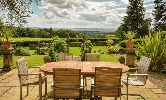Kirriemuir Villa | Maravillosa casa de vacaciones privada para 10 personas con WIFI, patio y vista panorámica