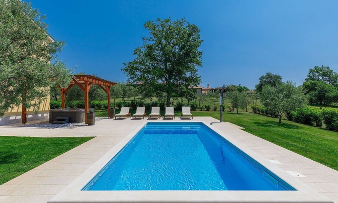 Vosteni Villa | Casa de vacaciones privada con A/C, WIFI, jacuzzi, piscina privada, TV, patio, aparcamiento