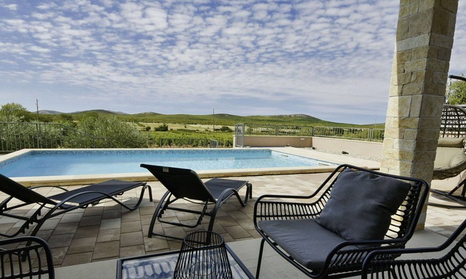 Stankovci Casa | Preciosa casa de vacaciones privada con WIFI, piscina privada, A/C, TV, terraza y aparcamiento
