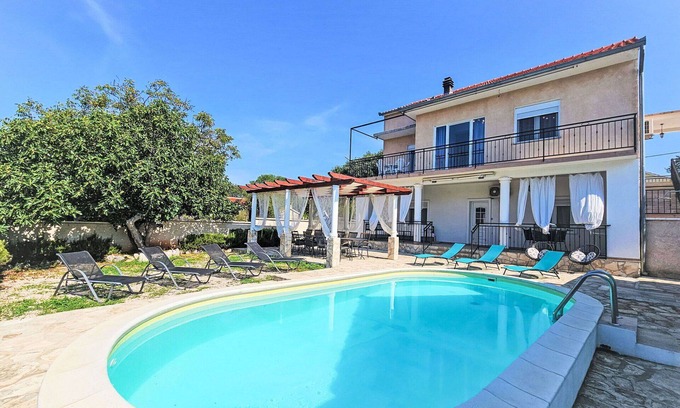 Sibenik Casa | Maravillosa casa de vacaciones privada con piscina privada, A/C, WIFI, TV, terraza y aparcamiento