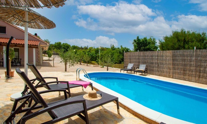 Sibenik Casa | Maravillosa casa de vacaciones privada con A/C, piscina privada, WIFI, TV, terraza y aparcamiento
