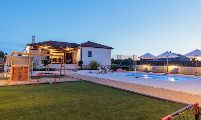 Lovinac Casa | Estupenda casa de vacaciones privada con WIFI, piscina privada, A/C, TV, patio y aparcamiento