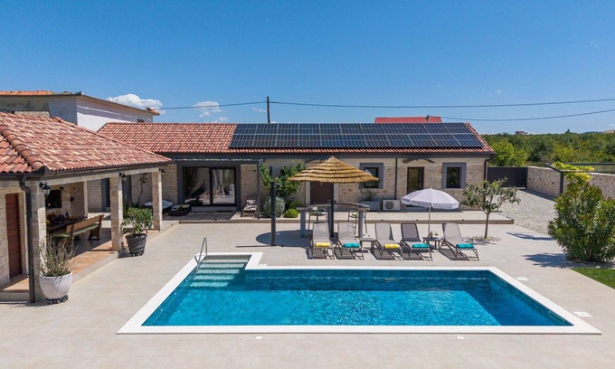 Zemunik Donji Casa | Casa de vacaciones privada con WIFI, A/C, piscina privada, TV, terraza, mascotas permitida