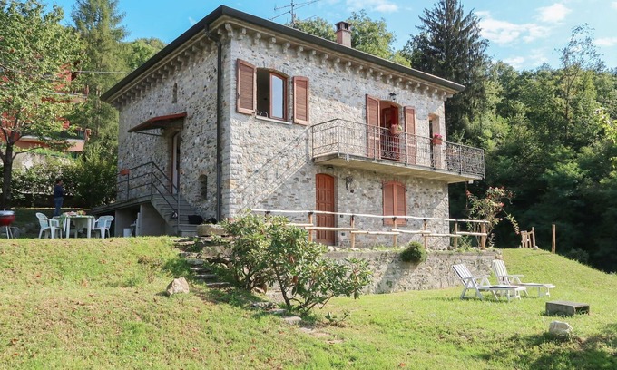 Brezzo di Bedero Casa | Estupenda casa de vacaciones privada con WIFI, TV, patio, mascotas permitida y aparcamiento