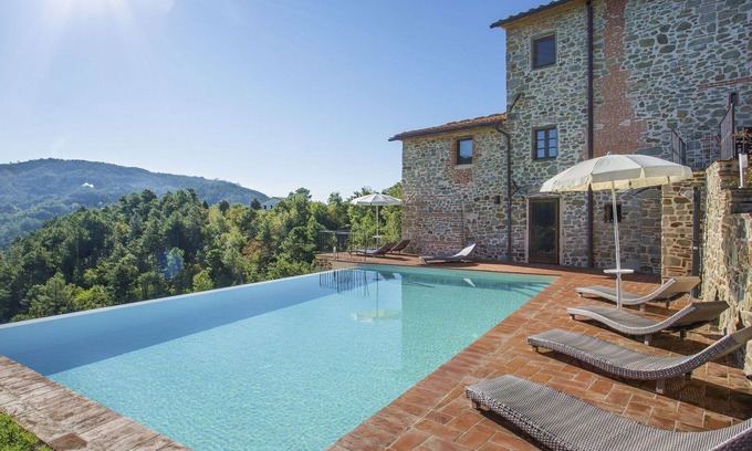 Pescia Villa | Estupenda casa de vacaciones privada con WIFI, jacuzzi, piscina privada, TV, patio, aparcamiento