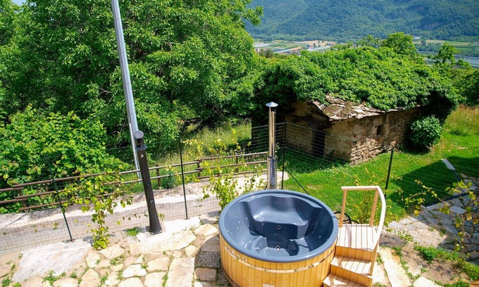 Piasco Casa | Maravillosa casa de vacaciones privada con jacuzzi, WIFI, TV, patio, vista panorámica
