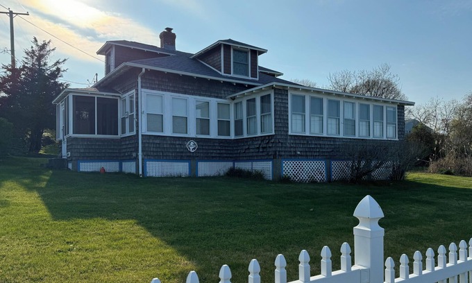 Portsmouth Cabaña | Maravillosa cabaña Prudence Island con vista de 180 grados de la bahía de Narragansett