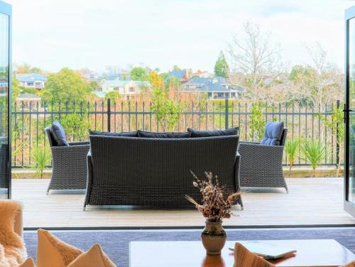 Hamilton Casa | Wonderful River View - Sunset Deck Retreat