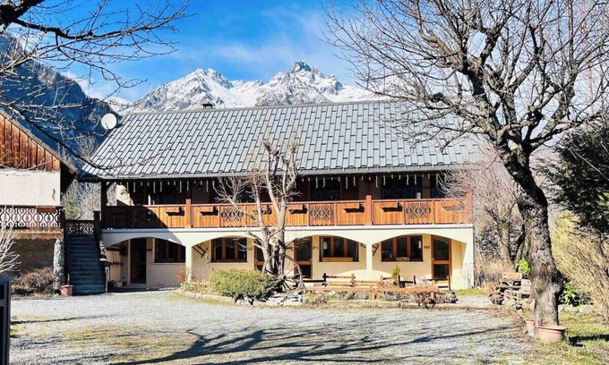 Le Bourg-d'Oisans Casa | WONDERFUL SPACIOUS CHALET IN BOURG D’OISANS - SLEEPS 10(*supplement available up to 16)