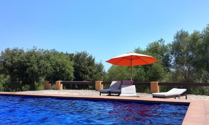 Arta Casa | Tranquilo y grande en el campo con piscina, bosque, WiFi y TV satelital para familias