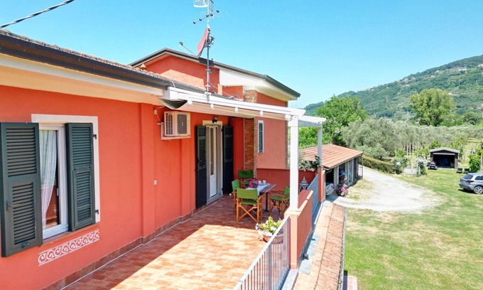 Aulla Villa | Casa de vacaciones con WIFI, A/C, TV, terraza, mascotas permitida, aparcamiento, cerca de La Spezia