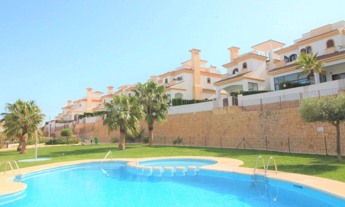Polop Casa | Maravillosa casa de vacaciones con WIFI, piscina, A/C, TV, patio, vista panorámica y aparcamiento