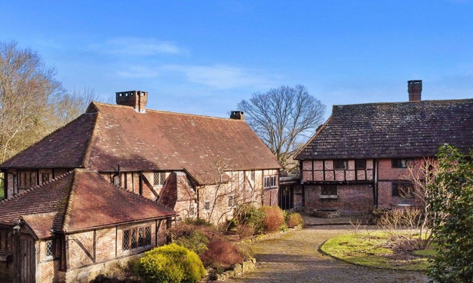 Crawley Down Casa | Wonderful villa for 6 guests with WIFI, hot tub, TV and parking
