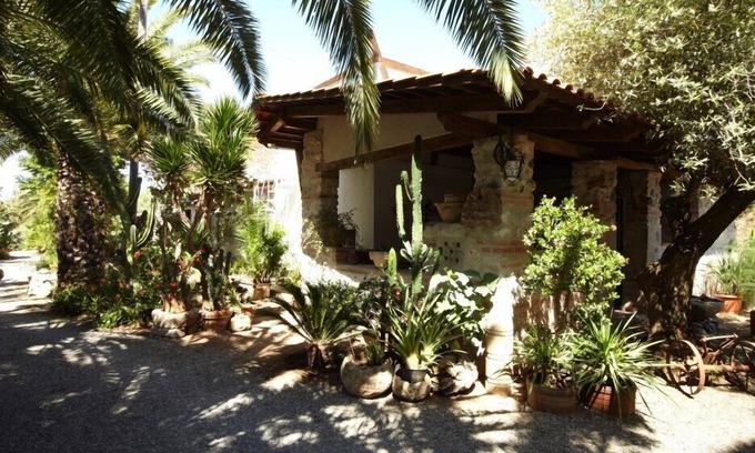 San Nicolo Villa | Maravillosa villa rodeada de exuberante vegetación tranquilamente ubicada cerca de la playa