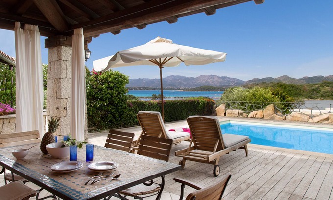 Capo Coda Cavallo Villa | Maravillosa villa con piscina y gran jardín privado cerca de la playa.