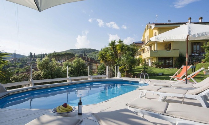 Massarosa Casa | Casa de vacaciones con WIFI, piscina privada, TV, terraza, aparcamiento, cerca de Viareggio