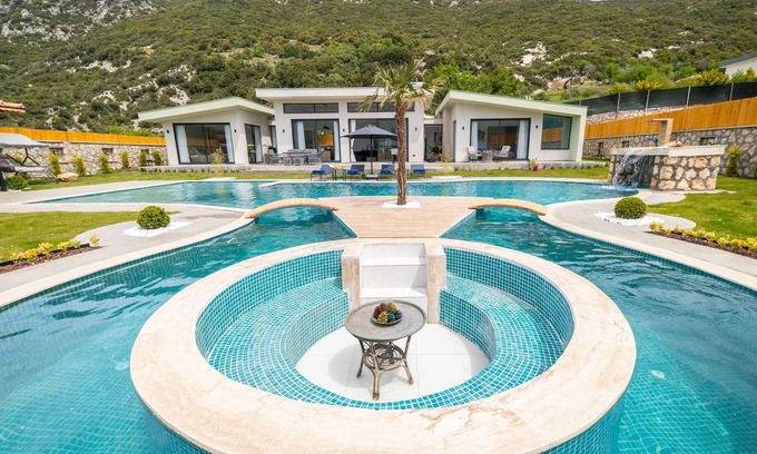 Sarıbelen Villa | Wonderful Villa With Huge Pool