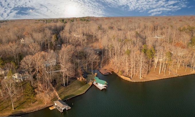 Mineral Casa | Wonderful waterfront getaway on Lake Anna's public side!