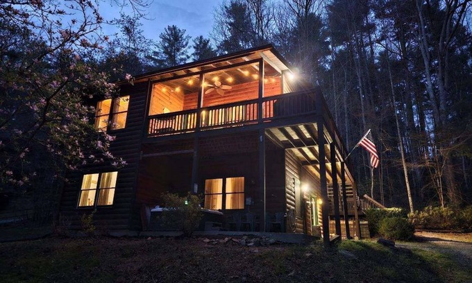 Cherry Log Cabina | Wonderland near Wineries; Hot Tub, Firepit, BBQ