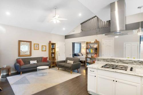 Encanto Casa | Wonderland Retreat - Near Downtown, Free Parking