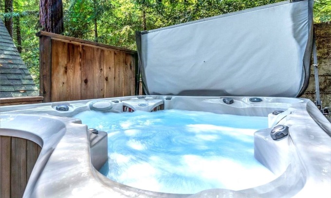 Rio Nido Casa | Wood Chalet: Contemporary Cabin in Redwoods!Peaceful,Modern Vibe! HtTb/WiFi!