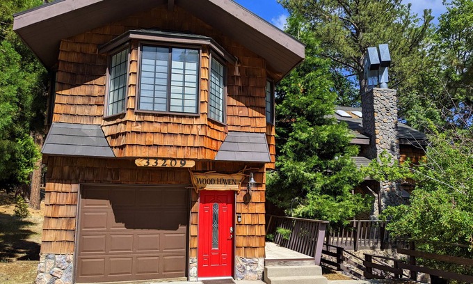 Green Valley Lake Cabina | Wood Haven — Enormous 4-Story Cabin for Family and Work Retreats [Sleeps 19]