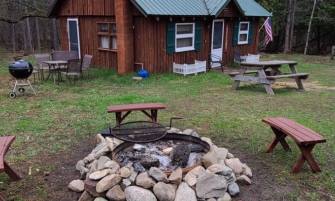 South Boardman Cabina | Wood Haven Lodge. Secluded, cozy log cabin in Northern Michigan.