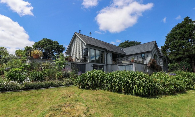 Helford Casa | WOOD MEADOW, pet friendly, with open fire in Helford