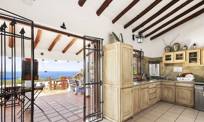 Soto Cama Y Desayuno | Wood Room @ Oceanview BnB Curacao
