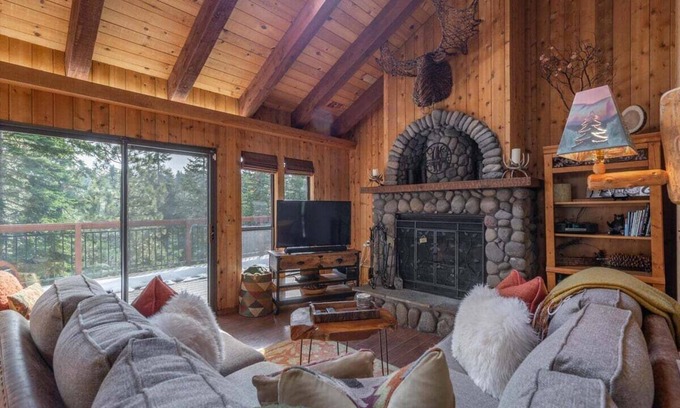 Kingswood Estates Casa | Woodcrest Cabin in Tahoe Vista