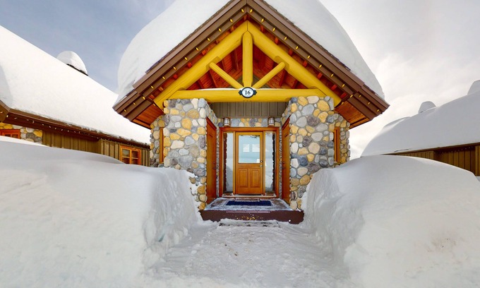 Big White Ski Resort Cabina | Woodcutter Cabin 16 | Snowy ski-in/out getaway with private hot tub & fireplaces
