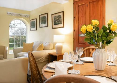 Nether Worton Casa | Woodcutter's Cottage - Peaceful Country Retreat!