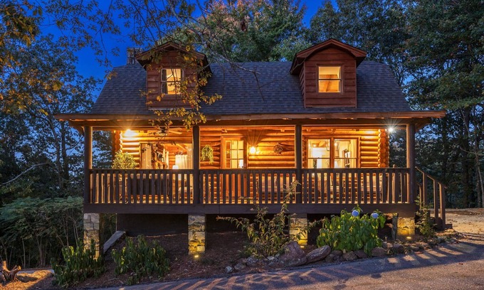 Greenville - Spartanburg Cabina | Wooded 3BR Luxury Cabin, Close to City & Nature